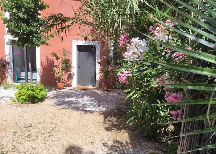 Près De La Villa